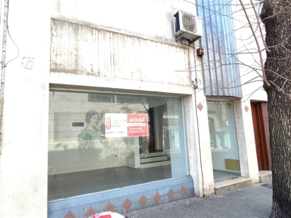 Local Comercial – Sarandí Nº 617 entre Bengoa y 18 de Julio.