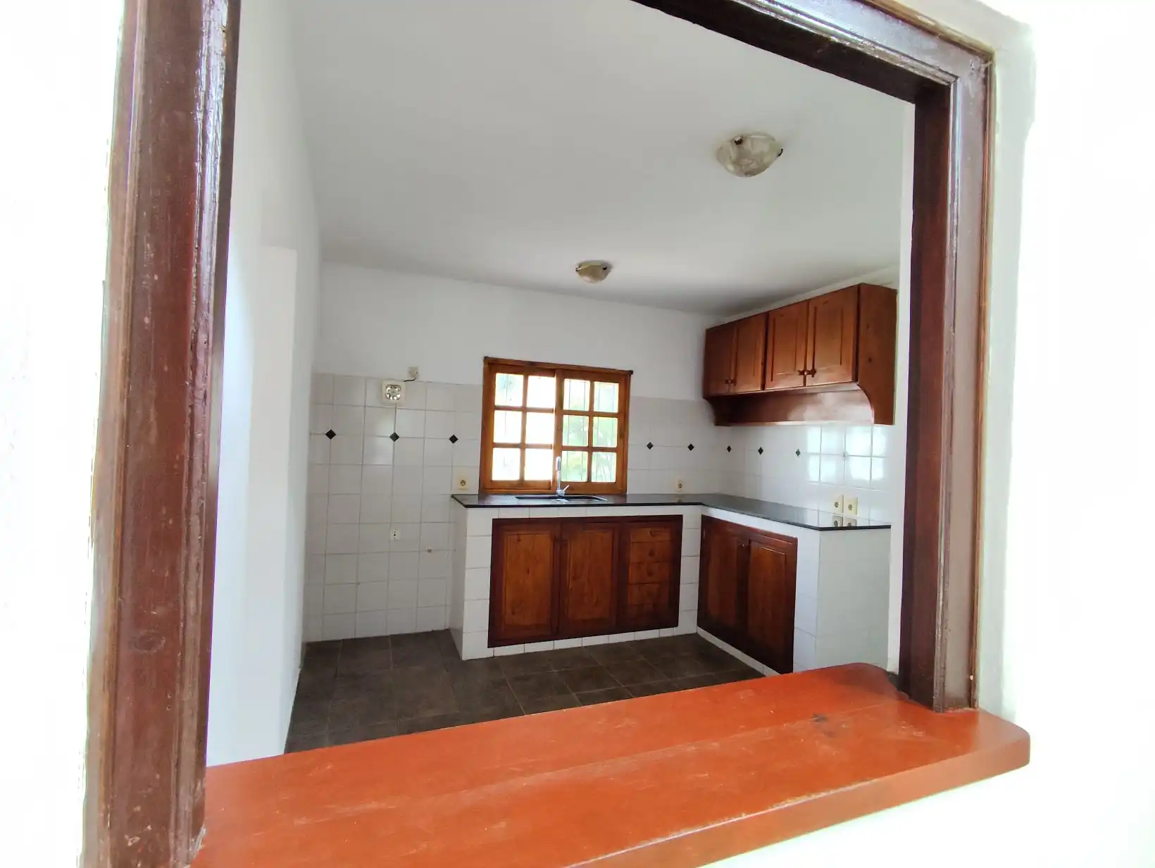 Casa – 25 de Mayo N° 239 entre Brasil y Canaro