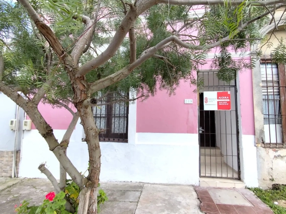 Casa – 25 de Mayo N° 239 entre Brasil y Canaro