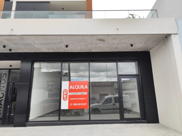 Local comercial – 25 de Mayo casi Pbro. Bentancur – Edificio Magnus