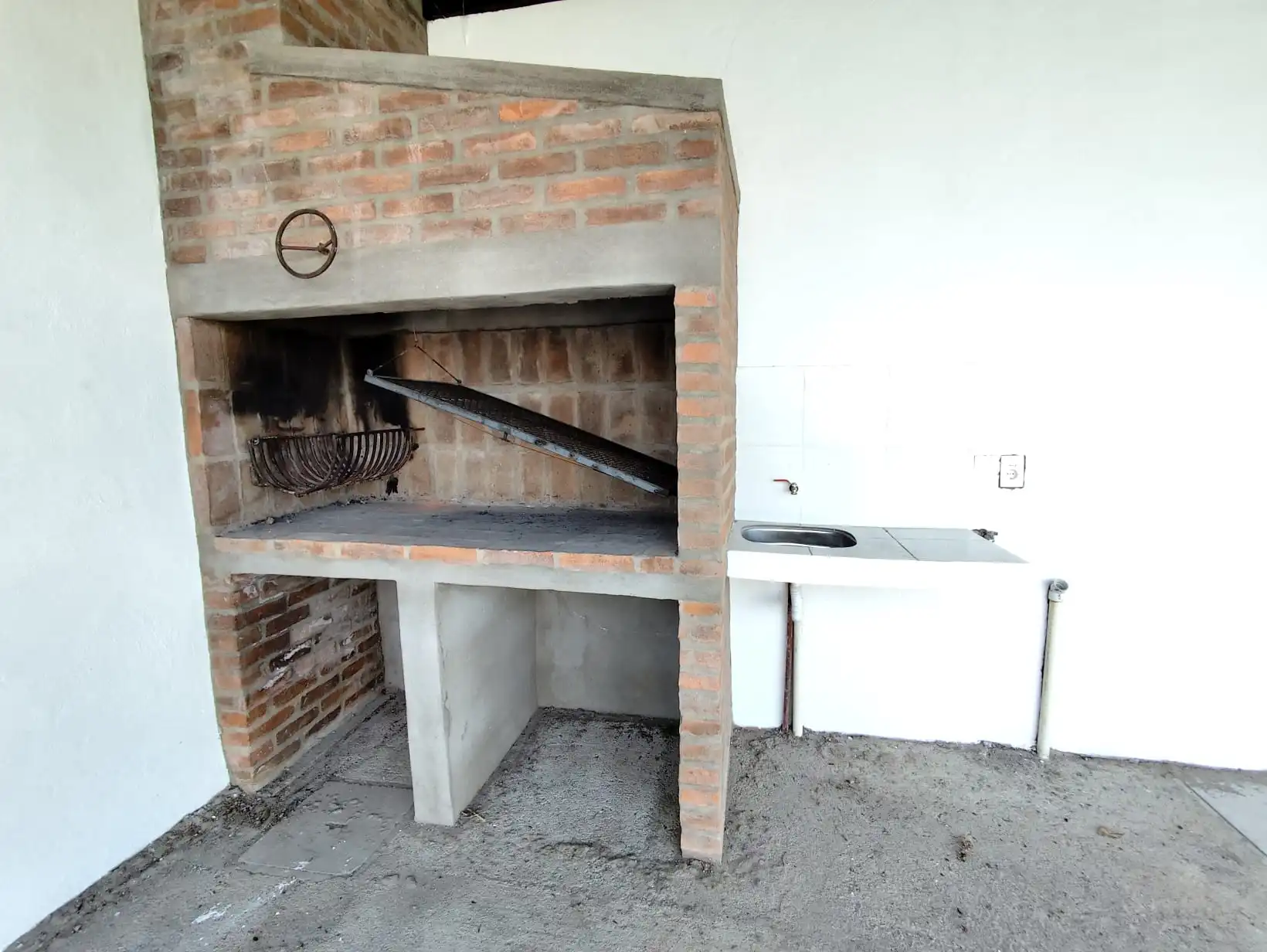 Casa – Fco. Espinola N° 065 entre Dardo Barceló y Pompilio Garcia