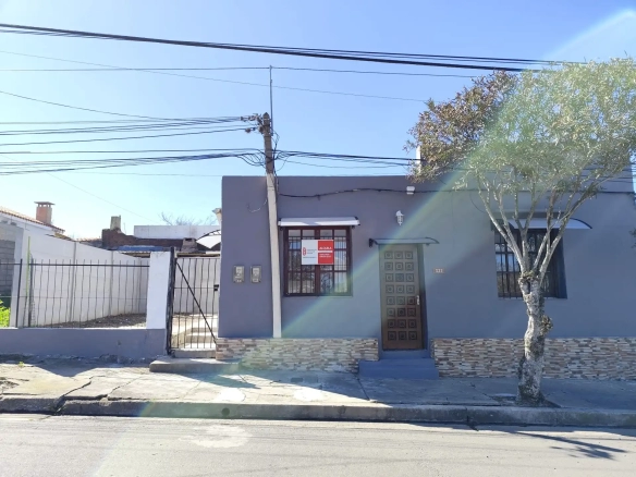 Casa – Carlos Larriera Nª332 entre Herrera y Vidal