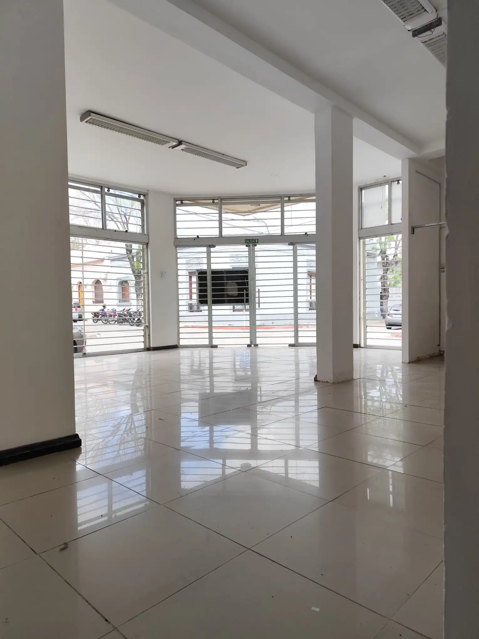 Local comercial – Treinta y Tres esquina Zorrilla de San Martin