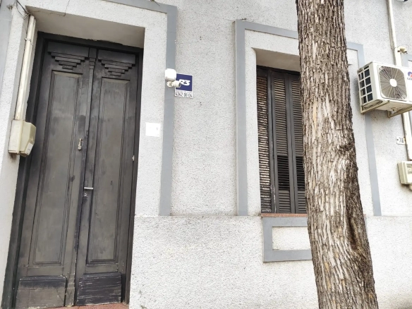 Casa – 25 de Mayo N° 718 entre Batlle Berres y Zorrilla de San Martin
